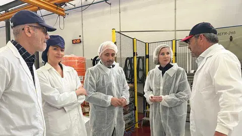 La consejera Marisa L&oacute;pez Arag&oacute;n durante una visita a la empresa CMSA el pasado mes de febrero. (CARM)