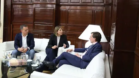 Reuni&oacute;n entre los alcaldes de Albacete, Manuel Serrano; Cartagena, Noelia Arroyo; y Madrid, Jos&eacute; Luis Mart&iacute;nez-Almeida. (Ayuntamiento de Cartagena)