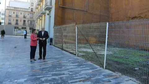 La alcaldesa de Cartagena, Noelia Arroyo, y el edil Pablo Braquehais, junto a un solar. (Ayuntamiento de Cartagena)
