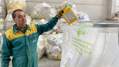 Trabajador de una empresa realizando el reciclaje. (Portavoz)