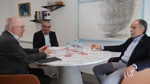 Imagen durante la firma del convenio. (Portavoz)