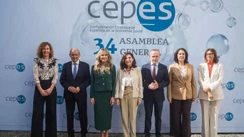 Foto de familia en la Asamblea General de CEPES celebrada en M&aacute;laga. (CEPES)
