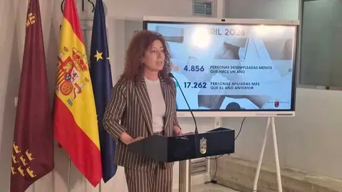 La directora general del SEF, Pilar Valero, durante la rueda de prensa en la que inform&oacute; sobre los datos del paro relativos al mes de abril en la Regi&oacute;n de Murcia. (CARM)