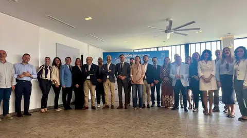 La consejera, Carmen Conesa, con los asistentes a la presentaci&oacute;n de la campa&ntilde;a de promoci&oacute;n tur&iacute;stica regional para el verano 2026. (CARM)