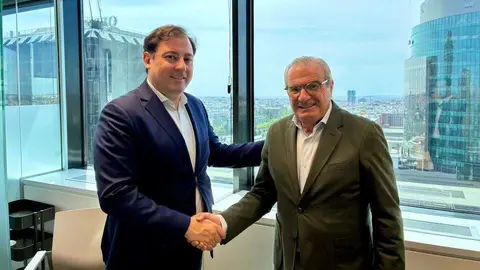 Gustavo Caballero, responsable de Financiaci&oacute;n y Mercado de Capitales de Miraltabank,&nbsp;y Luis Mart&iacute;nez de Salas, director general de Av&aacute;lam, tras la firma del acuerdo. (Portavoz)