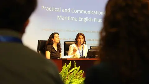 Las profesoras de Filolog&iacute;a inglesa Elena Mu&ntilde;oz y Camino Rea, explicando este lunes el proyecto en la International Staff Week de la UPCT. (UPCT)