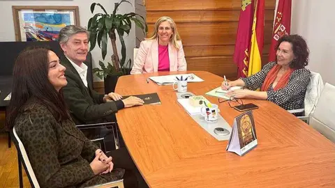Reuni&oacute;n entre el ayuntamiento de Murcia y Amefmur. (Ayuntamiento de Murcia)