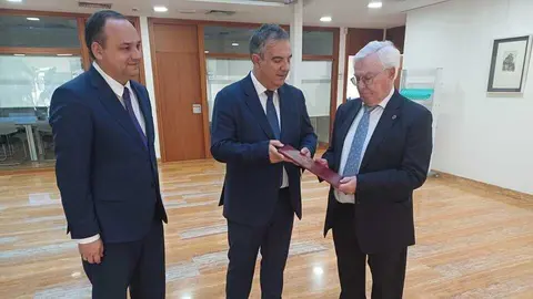 Imagen de archivo del consejero de Universidades, Juan Mar&iacute;a V&aacute;zquez, entreg&aacute;ndole el anteproyecto de la Ley de Universidades de la Regi&oacute;n al presidente del CES, Jos&eacute; Antonio Cobacho. (CARM)