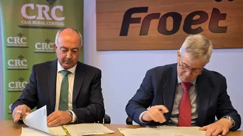 Imagen durante la firma del convenio. (FROET)