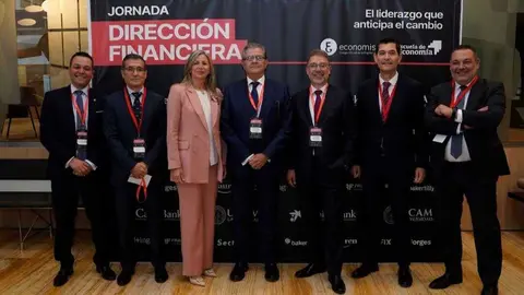 Imagen de familia en la primera Jornada de Directores Financieros organizada por el Colegio de Economistas de la Regi&oacute;n. (Fidedigno)