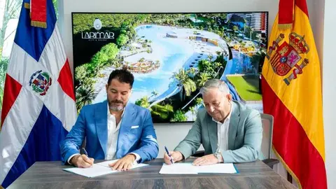 Juan Andr&eacute;s Romero, presidente de Clerhp,&nbsp;y Vicente Pons, uno de los propietarios de Point, firman el acuerdo. (Agencia Weekend)
