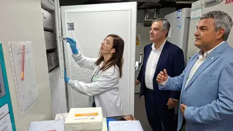 En el centro, el consejero de Investigaci&oacute;n, Juan Mar&iacute;a V&aacute;zquez, en uno de los laboratorios del CEBAS-CSIC. (CARM)