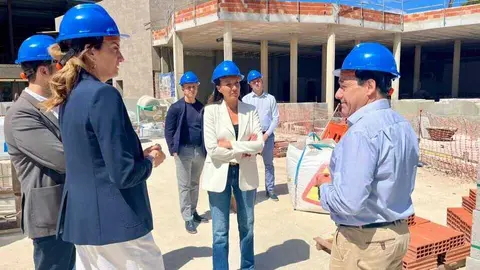 La consejera Carmen Conesa y la alcaldesa Patricia Fern&aacute;ndez, durante su visita al Balneario de Archena. (CARM)