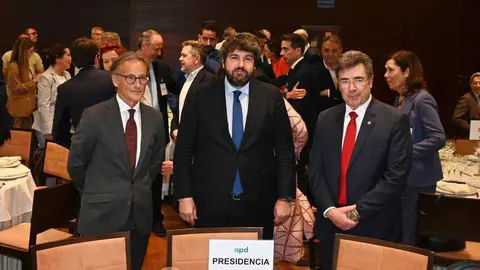 Algunos de los miembros de la mesa de presidencia del coloquio organizado por la Asociaci&oacute;n para el Progreso de la Direcci&oacute;n (APD).&nbsp;(CARM)