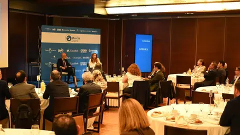 Un momento en el transcurso del Desayuno de Murcia Diario con Anabel D&iacute;az, vicepresidenta de Uber. (Marta Ahijado)