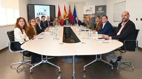 El jefe del Ejecutivo auton&oacute;mico, Fernando L&oacute;pez Miras, reunido con la junta directiva de la Asociaci&oacute;n de Empresarios del Pol&iacute;gono Industrial Los Camachos de Cartagena. (CARM)