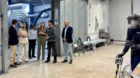 La consejera de Empresa, Marisa L&oacute;pez Arag&oacute;n, durante la visita a las instalaciones de Inoxpaser. (CARM)