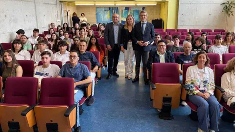 Imagen de familia con los alumnos finalistas del certamen 'Educa en Finanzas Icref'. (CARM)