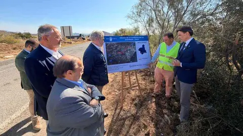 El consejero de Fomento e Infraestructuras, Jorge Garc&iacute;a Montoro, durante la visita al inicio de las obras de mejora de la carretera RM-332 que une Mazarr&oacute;n con Lorca. (CARM)