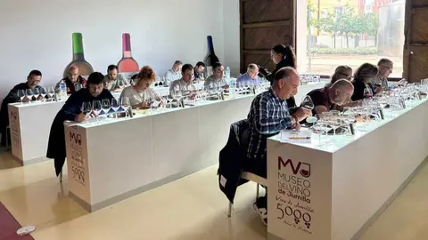 Un momento durante la cata de la a&ntilde;ada. (DOP Jumilla)