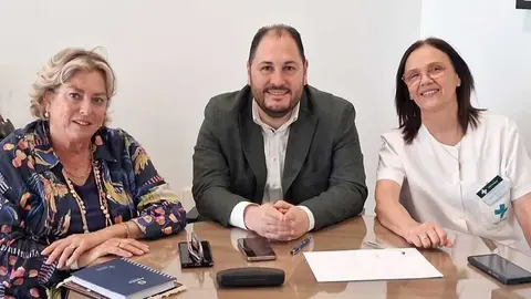 Mar&iacute;a Dolores Lafuente, Miguel Navarro S&aacute;nchez y Mar&iacute;a L&oacute;pez de Teruel Alcolea, presidenta del Consejo de Administraci&oacute;n del Hospital Virgen del Alc&aacute;zar de Lorca. (Hospital Virgen del Alc&aacute;zar de Lorca)