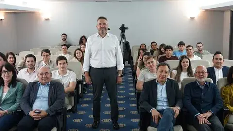 Foto de familia tras el CEO University de Murcia Diario con Miguel L&oacute;pez Abad. (Ra&uacute;l Alc&aacute;ntara)