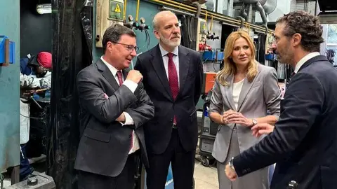 La consejera de Empresa, Marisa L&oacute;pez Arag&oacute;n, dialoga con el presidente de FREMM, Alfonso Hern&aacute;ndez (dcha.); el consejero de Econom&iacute;a, Empleo y Transformaci&oacute;n Digital de Extremadura, Guillermo Santamar&iacute;a; y el presidente de Aspremetal, Francisco Pant&iacute;n. (CARM)