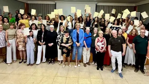 Foto de familia durante la entrega de diplomas. (Ayuntamiento de Murcia)