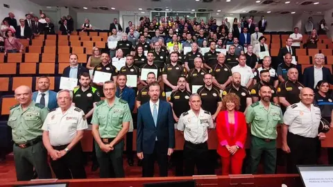 Vigilantes de Seguridad privada mencionados y distinguidos con representantes de FREMM, la presidenta de Aresmur, el coronel jefe de la 5&ordf; Zona de la Guardia Civil de Murcia y el jefe superior de Polic&iacute;a de Murcia, entre otras autoridades de la seguridad p&uacute;blica. (FREMM)