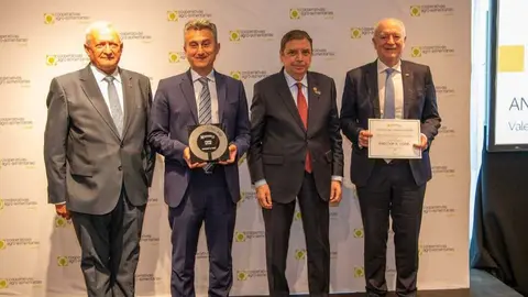 Imagen tras la entrega del galard&oacute;n. (Anecoop)