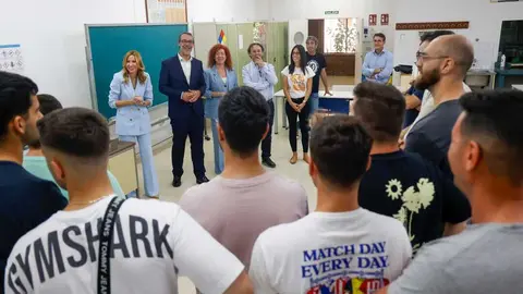 Entrega diplomas a los alumnos que han cursado la formaci&oacute;n del complejo industrial de Repsol en Cartagena. (Repsol)