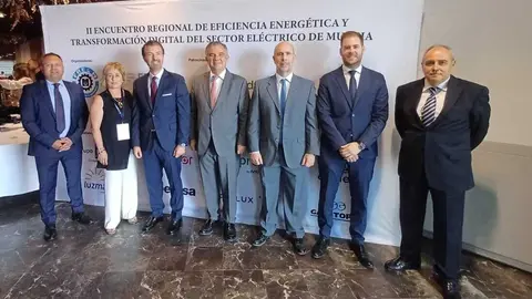 Imagen de familia durante la inauguraci&oacute;n del 'II Encuentro regional de eficiencia energ&eacute;tica y transformaci&oacute;n digital del sector el&eacute;ctrico de Murcia&rsquo;. (CARM)