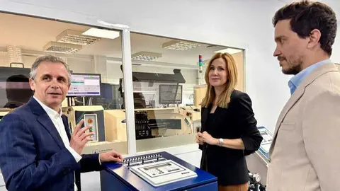 La consejera Marisa L&oacute;pez Arag&oacute;n durante la visita a la empresa Nutricontrol. (CARM)