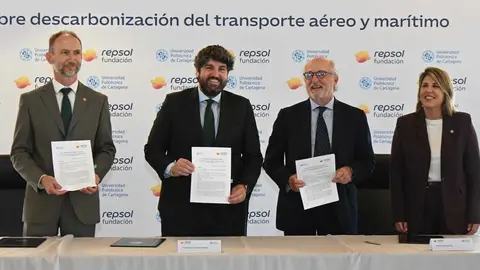 Imagen durante la firma de la puesta en marcha de la iniciativa. (CARM)