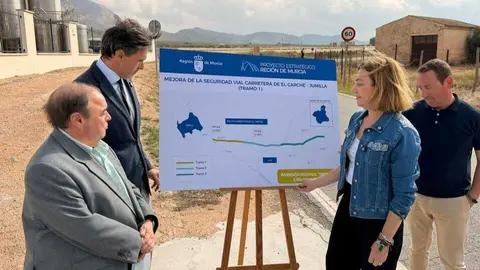 El consejero Jorge Garc&iacute;a Montoro junto a la alcaldesa de Jumilla, Seve Gonz&aacute;lez, y el director general de Carreteras, Francisco Carrillo, en la carretera de El Carche. (CARM)