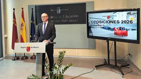 El consejero de Educaci&oacute;n, V&iacute;ctor Mar&iacute;n, presenta las novedades de las oposiciones al cuerpo de Maestros. (CARM)