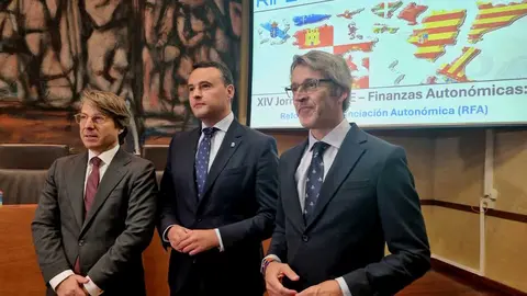 El consejero de Econom&iacute;a, Hacienda, Fondos Europeos y Transformaci&oacute;n Digital, Luis Alberto Mar&iacute;n, acompa&ntilde;ado de los responsables de Hacienda de Asturias, Guillermo Pel&aacute;ez, y de Galicia, Miguel Corgos. (CARM)
