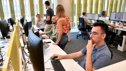 Varios profesionales trabajando en el Centro Financiero Cajamar. (Cajamar)