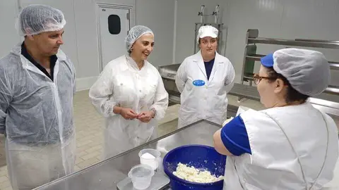 La consejera Sara Rubira durante la visita a las instalaciones de Quesos Ruperto.&nbsp;(CARM)