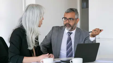 <h1><span style="font-size:14px;">Claves para elegir al mejor abogado laboralista en Murcia para tu caso- Imagen <a target="_blank" href="https://www.magnific.com/es/foto-gratis/par-colegas-serios-sentados-mesa-laptop-documentos-tazas-cafe-hablando-tiro-medio-concepto-comunicacion-trabajo-equipo_11295307.htm#fromView=search&amp;page=1&amp;position=0&amp;uuid=d8889080-2534-4087-8a7f-34f3959289a2&amp;query=Abogado+asesorando+a+un+cliente+en+oficina">Magnific</a></span></h1>
