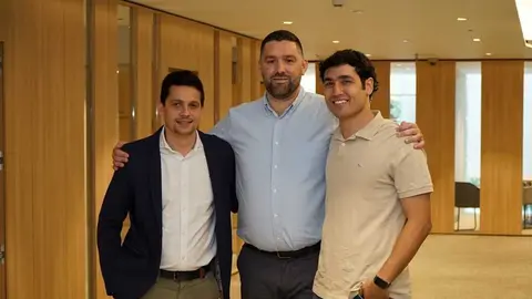 Imagen de los tres finalistas de la categor&iacute;a principal de izquierda a derecha: Alberto Tarazona, Manuel Hern&aacute;ndez y Juan Poveda. (AJE Regi&oacute;n de Murcia)