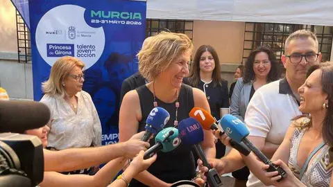 Mercedes Bernab&eacute; anunciando la nueva l&iacute;nea. (Ayuntamiento de Murcia)