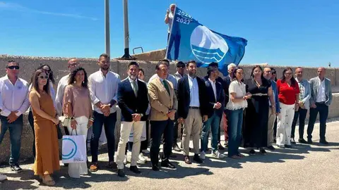 La consejera Carmen Conesa y autoridades presentes en el acto de entrega de Banderas Azules a playas y puertos de la Regi&oacute;n. (CARM)