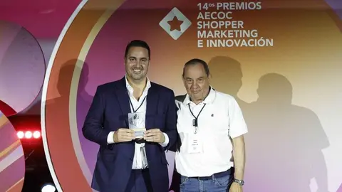 Manuel S&aacute;nchez Cobi&aacute;n, CEO Global en The Fini Company (izquierda) recoge el premio. (Agencia Weekend)