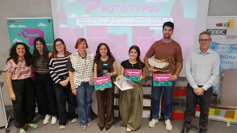 Ganadores de Prototypia con su profesora, el jurado y la directora del CEEIC, Nuria Castillo. (UPCT)