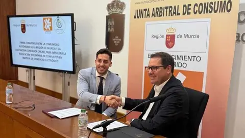 El director general de Consumo, Alberto S&aacute;nchez, y el presidente de Confianza Online, C&eacute;sar Tello, durante la firma del convenio sobre resoluci&oacute;n voluntaria de conflictos. (CARM)