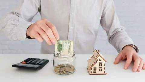 Imagen ilustrativa de ahorro destinado al alquiler. (Freepik)
