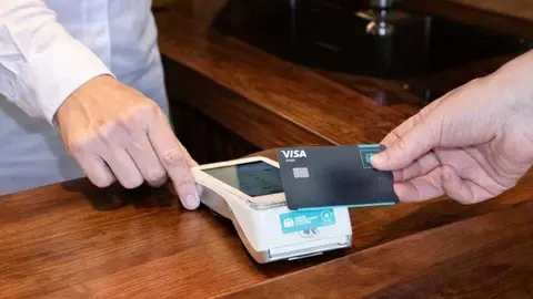 Pago con un TPV de Cajamar en un local de hosteler&iacute;a. (Cajamar)