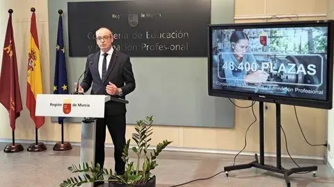 El consejero de Formaci&oacute;n Profesional, V&iacute;ctor Mar&iacute;n, presenta la oferta de Formaci&oacute;n Profesional para el curso 2026-2027. (CARM)