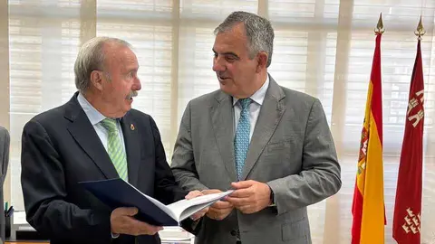 El consejero de Universidades, Juan Mar&iacute;a V&aacute;zquez, entrega la Ley de Universidades de la Regi&oacute;n de Murcia al presidente del Consejo Jur&iacute;dico, Antonio G&oacute;mez Fayr&eacute;n. (CARM)